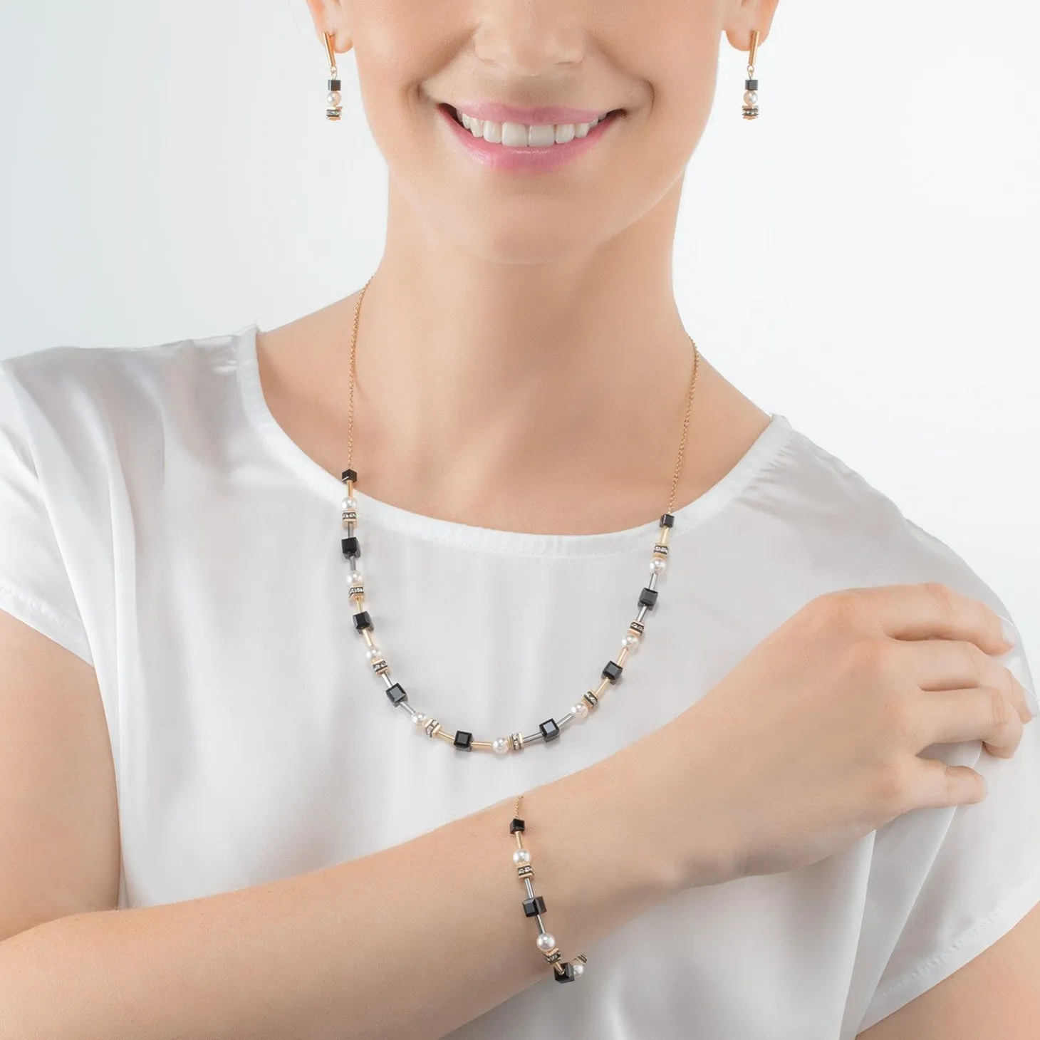 COEUR DE LION Perlenarmbänder-Armband Mysterious Cubes & Pearls Gold-Schwarz
