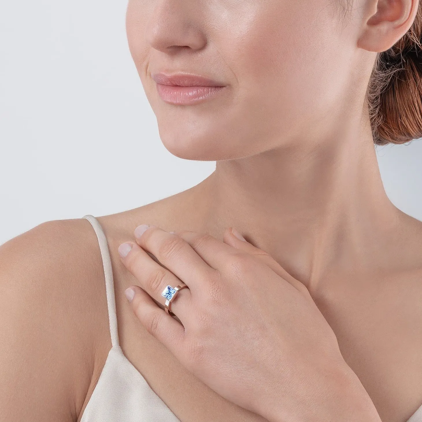 COEUR DE LION Kristallringe-Brillanter quadratischer großer Ring Silber Hellblau